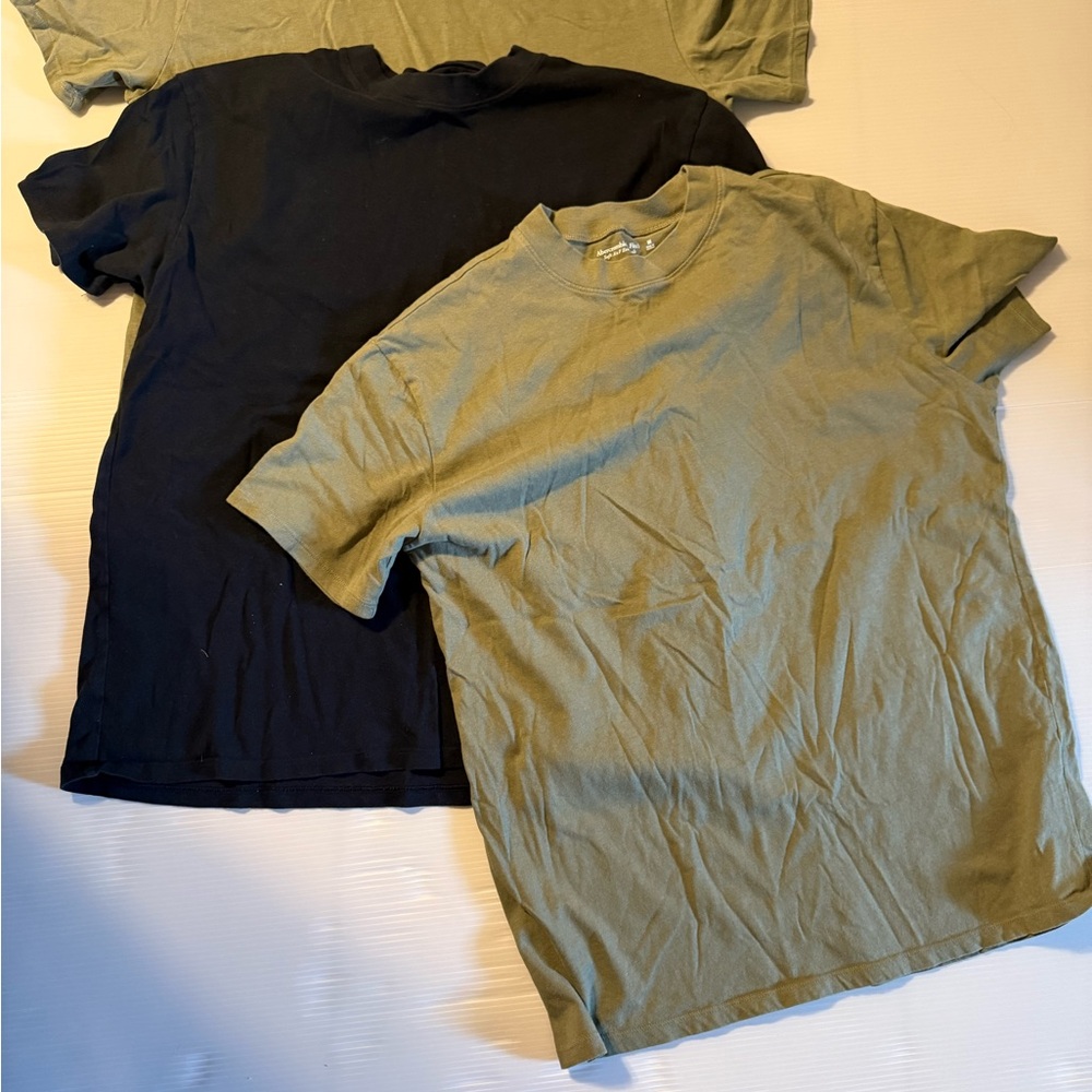 Abercrombie & Fitch Black and Green Short Sleeve Tees